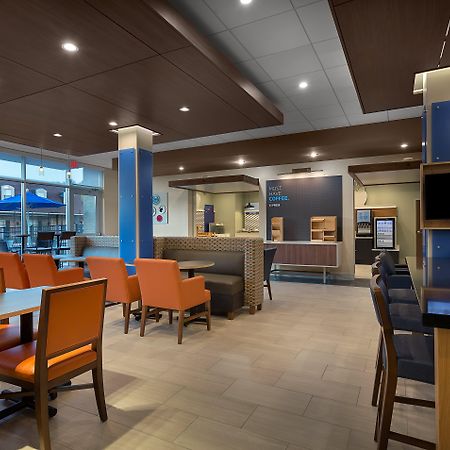 Holiday Inn Express & Suites - Fayetteville South By Ihg Eksteriør bilde